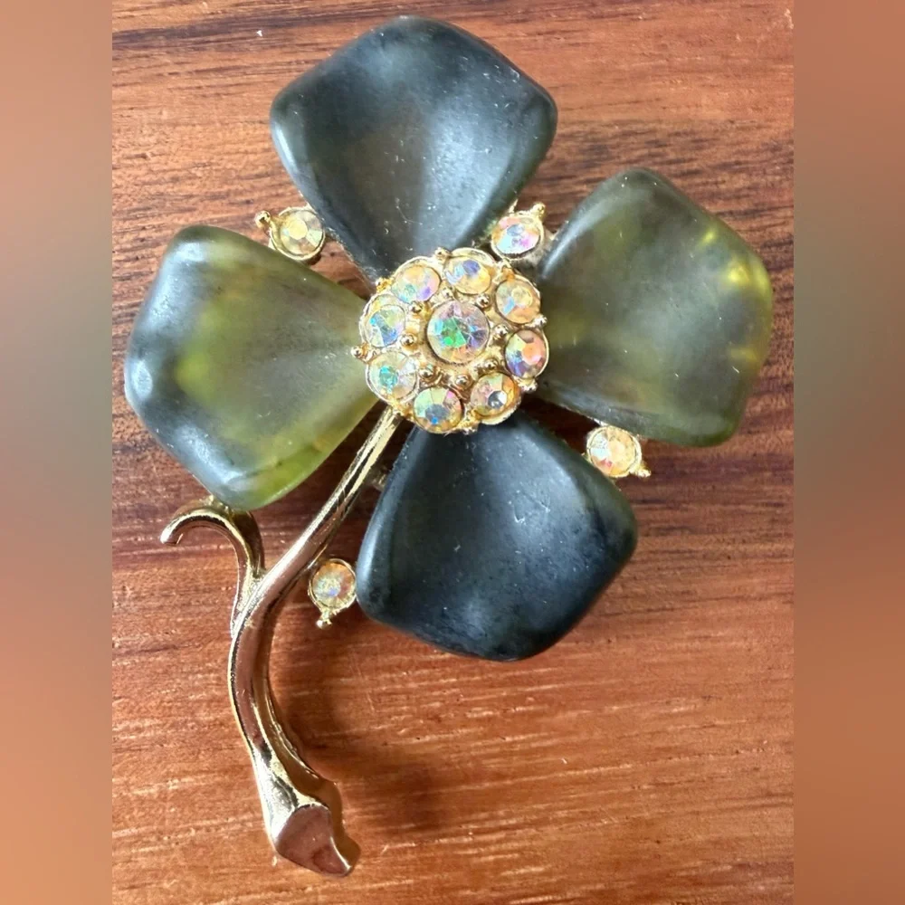 VTG Green Thermoset AB Rhinestone Gold Tone Brooch Set Clip On Earrings Floral